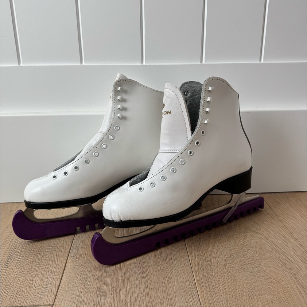 *SOLD* New! Dominion Canada Figure Skates